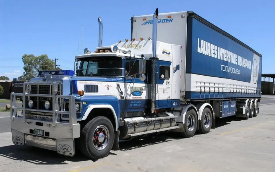 Kini idi ti awọn oko nla ti ile ṣe tọka si oke apanirun wọn si oke?